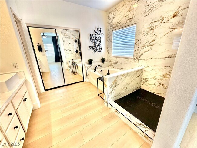 Building Photo - 10195 Queensbury Ave