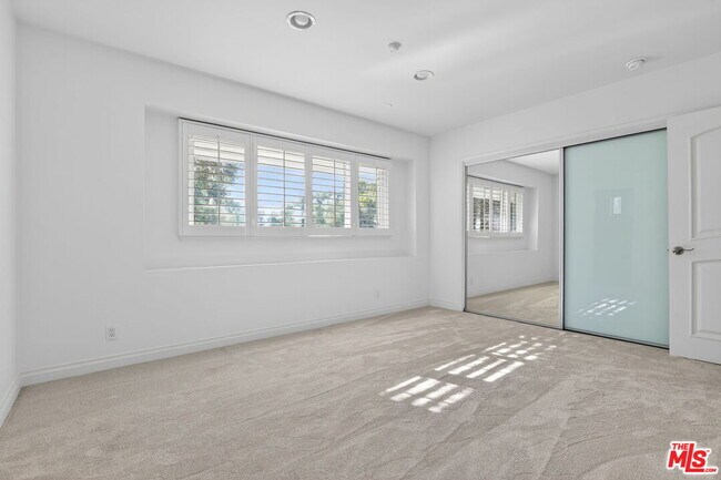 Building Photo - 4186 Regal Oak Dr