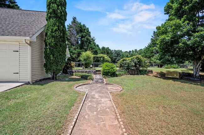 Building Photo - 138 Lake Dr