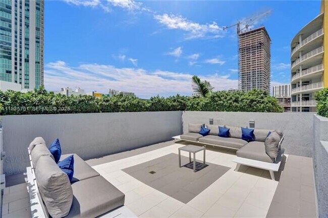 Building Photo - 480 NE 30th St