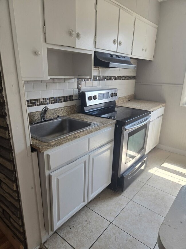 Building Photo - 3BR Home + Finished Basement + 1BR Apt