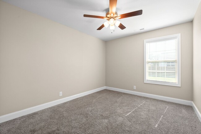 Building Photo - Pet Friendly Three Bedroom!