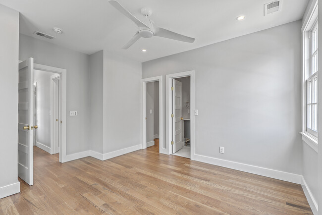 Building Photo - 16 Nassau St