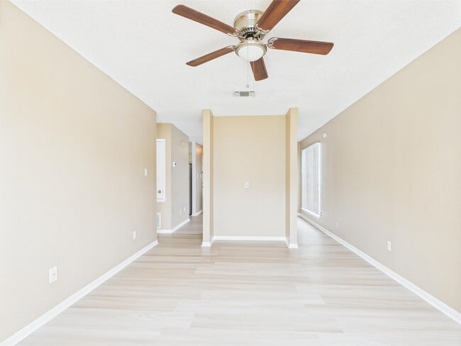 Building Photo - 913 Mayfield Dr