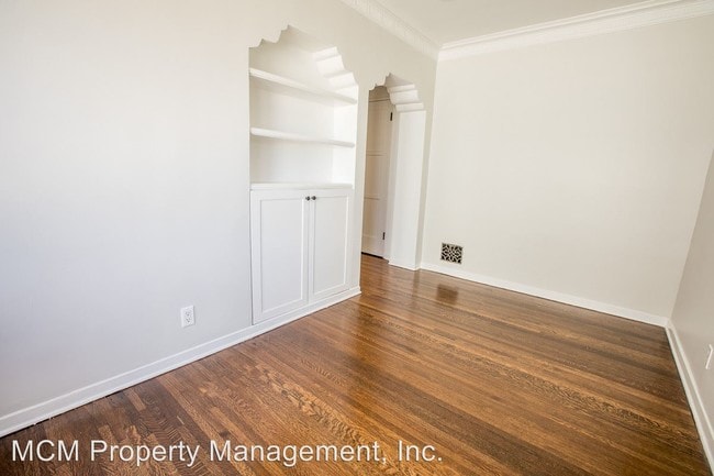 Building Photo - 923-933 S Alandele Ave