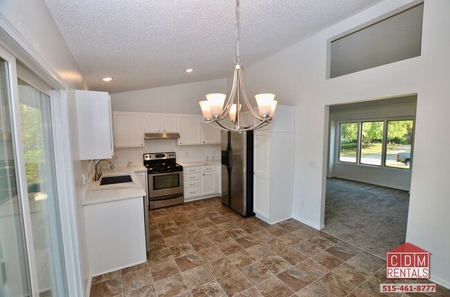 Building Photo - Wonderful West Des Moines Home