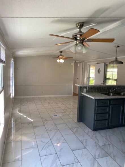 Building Photo - 833 Lovell Rd