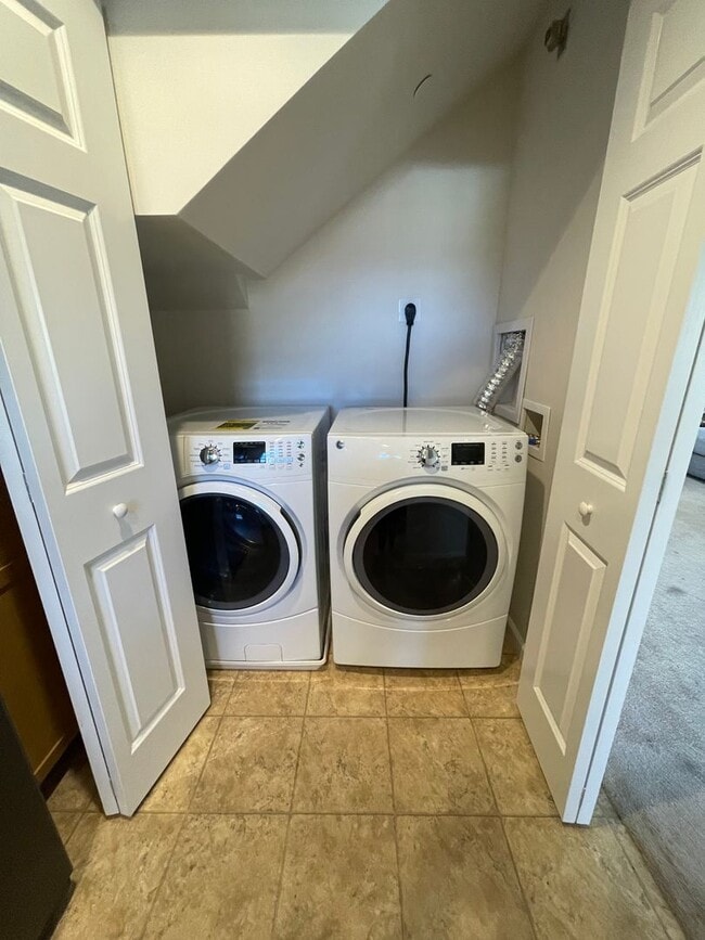 Building Photo - Pet Friendly Kahoma Village Furnished 3 Bed/2.5 Bath Townhome