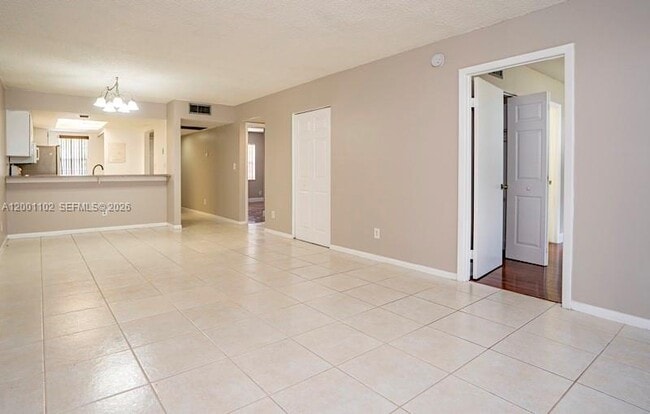 Building Photo - 905 Southridge Rd