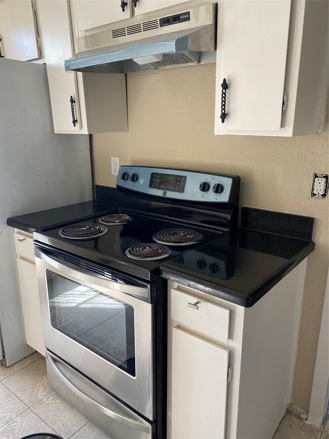 Building Photo - 7952 Grove Ridge Dr