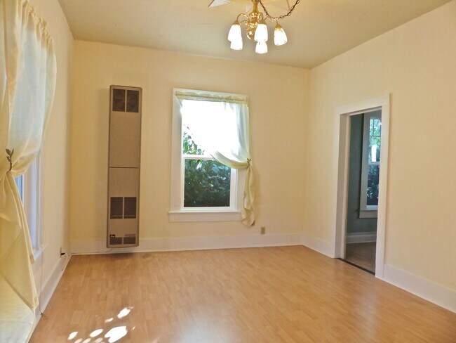 Building Photo - ***PENDING APPLICATIONS***3 Bedroom, 1 Bat...