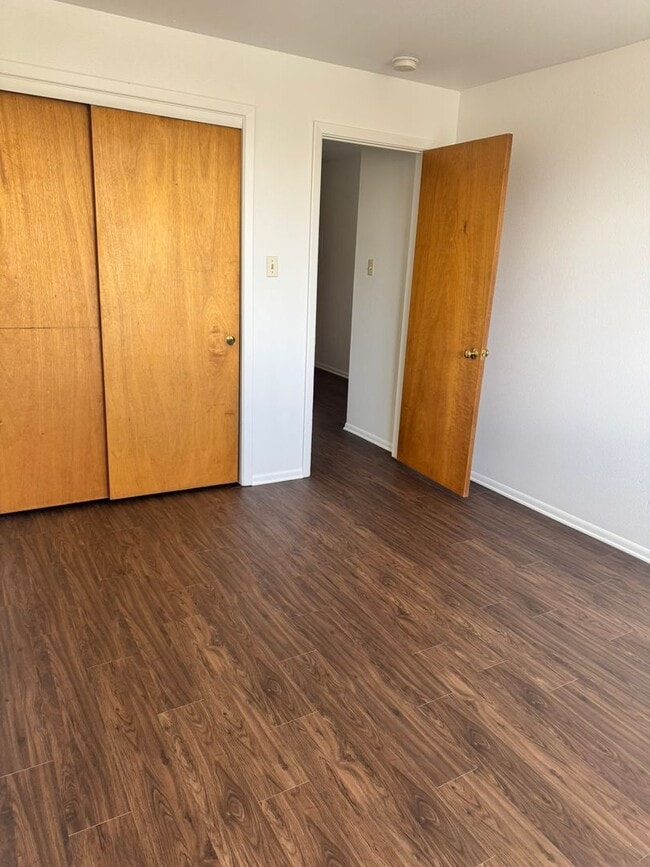 Building Photo - 306 E 18th St