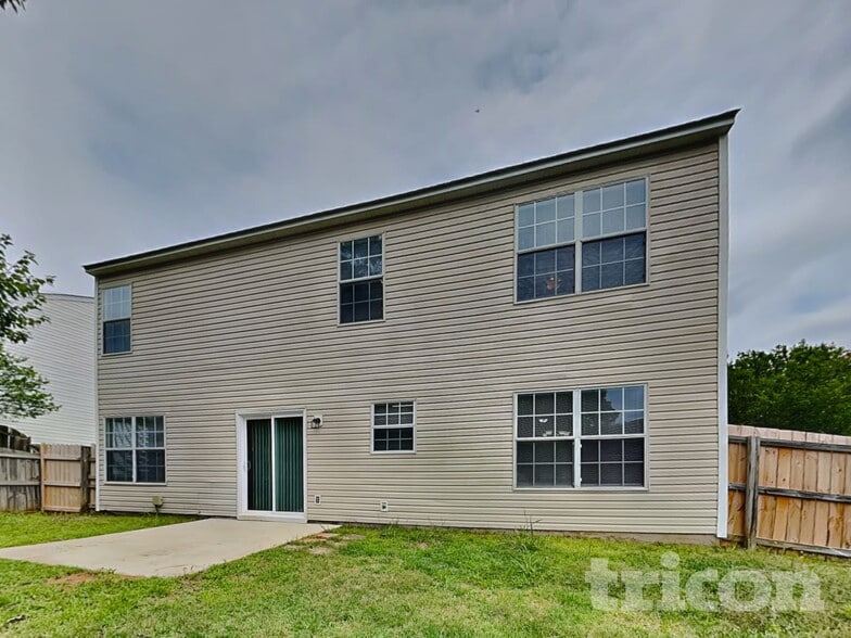 Building Photo - 208 Autumn Woods Dr