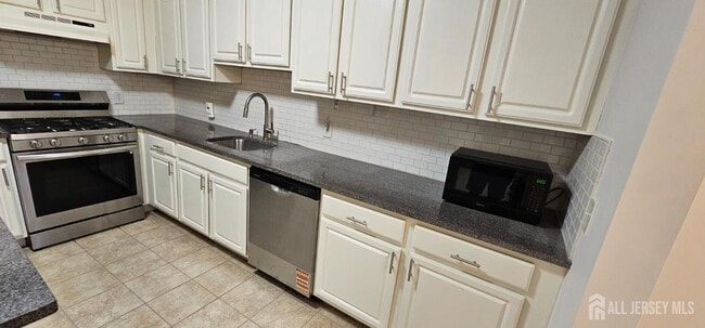 Building Photo - 60 Forest Dr