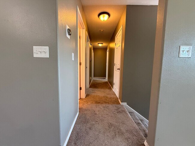 Building Photo - Beautiful Split Level in Northern Heights