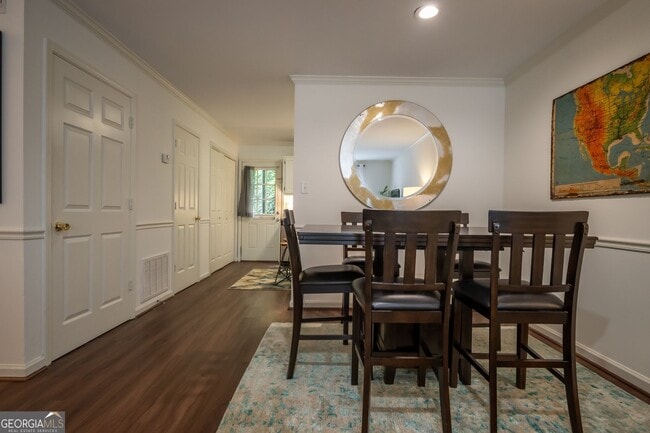 Building Photo - 210 E Cloverhurst Ave