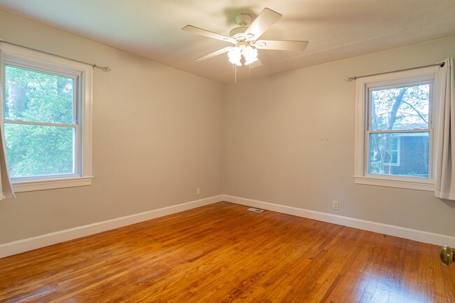 Building Photo - 3 Bedroom, 2 full bath near Pacelli and St...