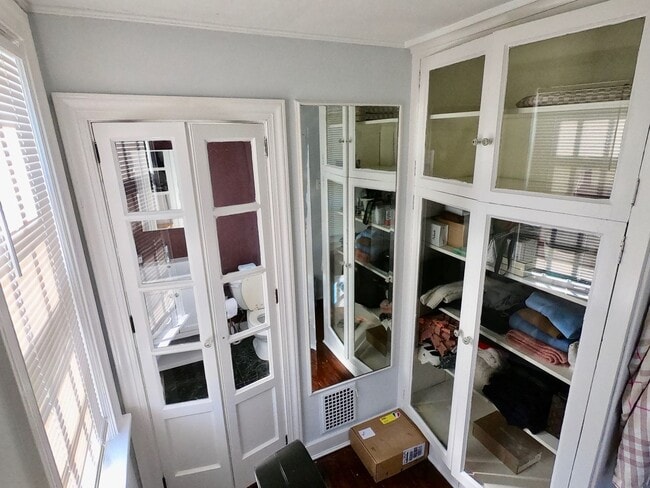 Building Photo - 9/1 Beautiful Hidden GEM. 2 Blocks from Wa...