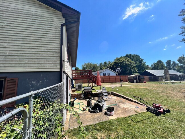 Building Photo - Home available in Christiansburg