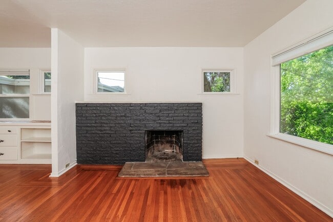 Building Photo - Available 2 Bedroom Home In Redwood Heights!