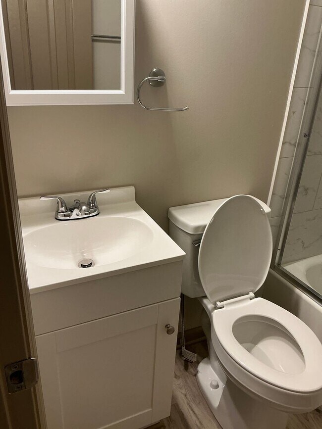 Building Photo - 2 Bed / 1 Bath Apartment for Rent - We have your next HOME ready!