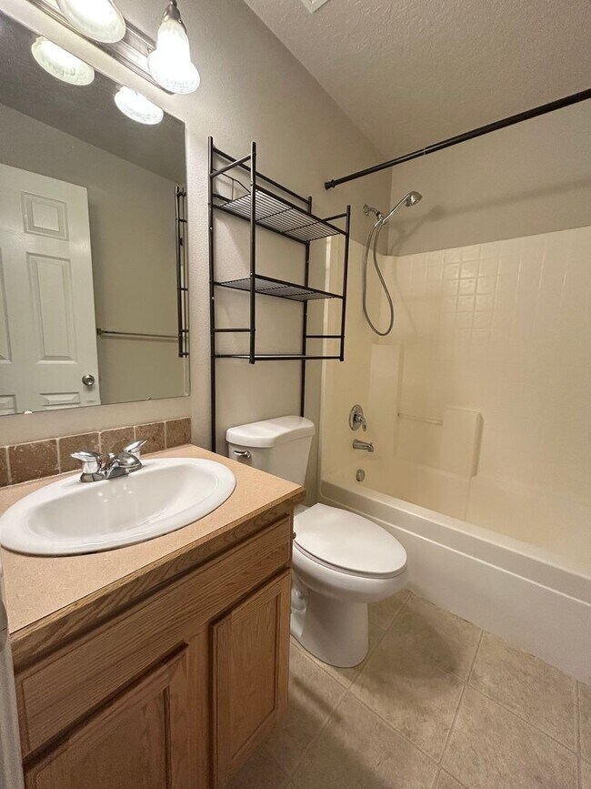 Building Photo - 115 Cassidy Dr E