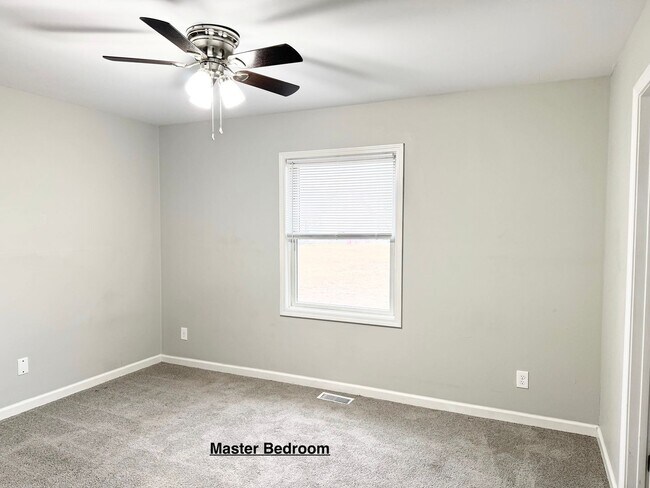 Building Photo - Just listed!