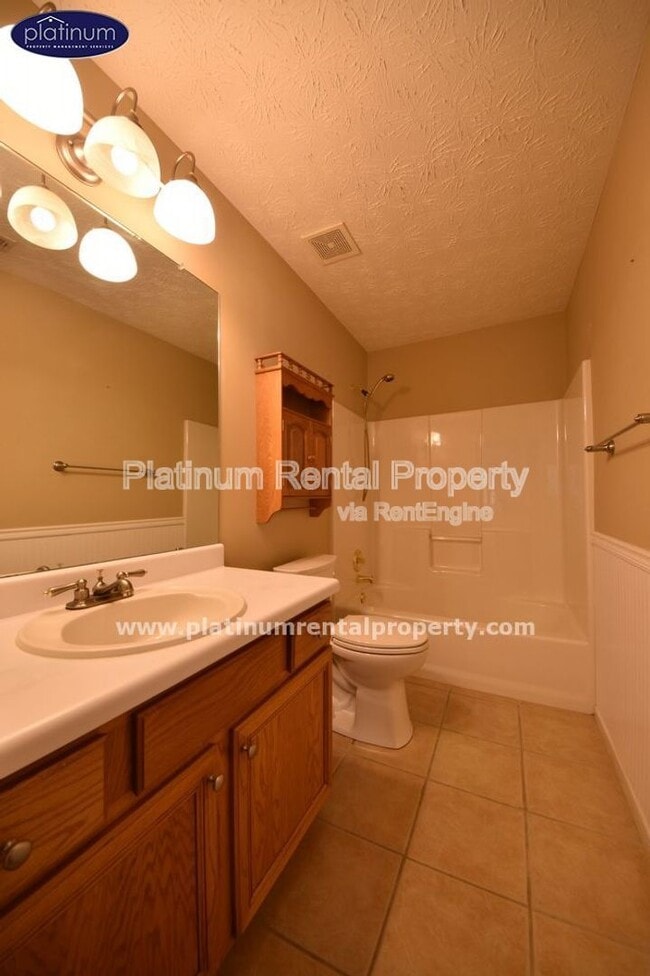 Building Photo - 1325 Holleybrooke Dr