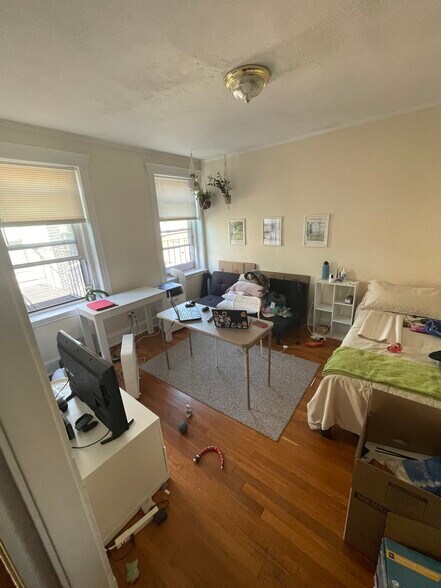 Building Photo - 390 Riverway