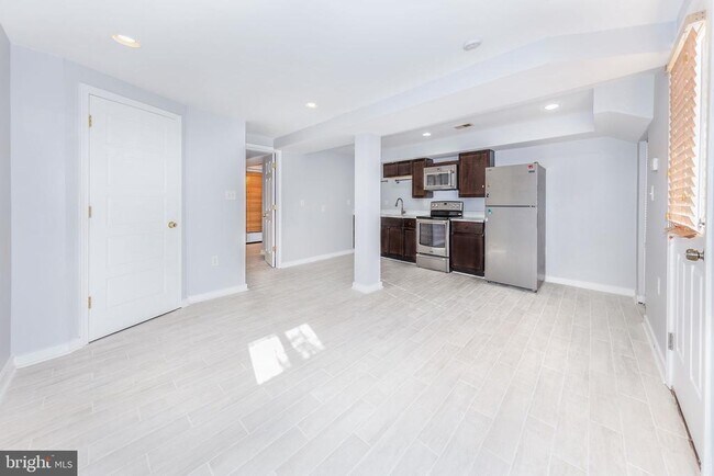 Building Photo - 117 R St NW