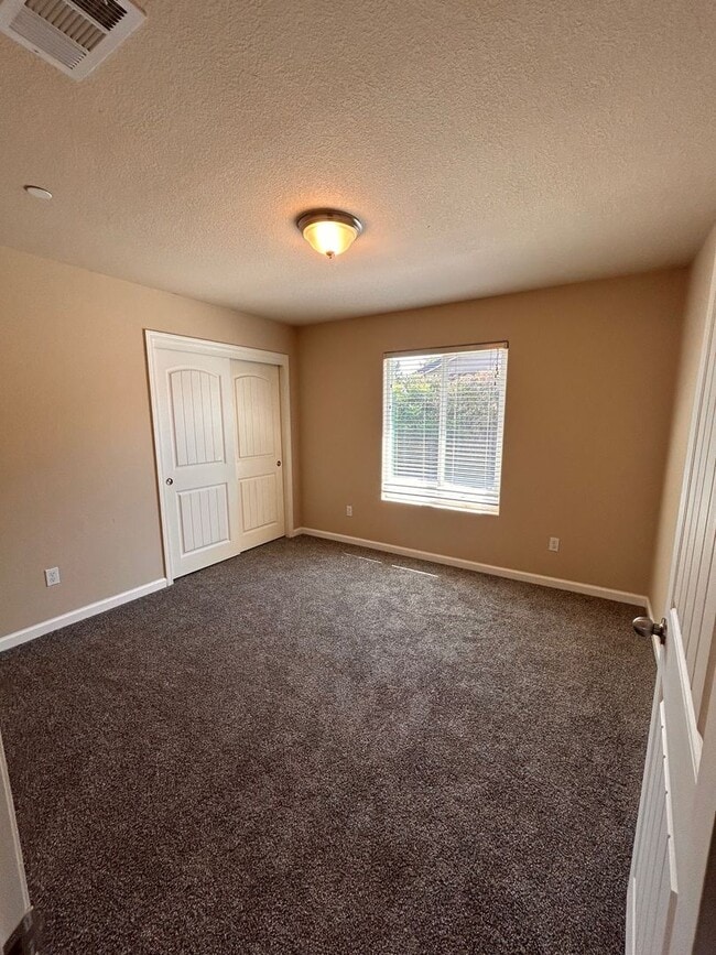 Building Photo - Nice home for rent in Visalia!