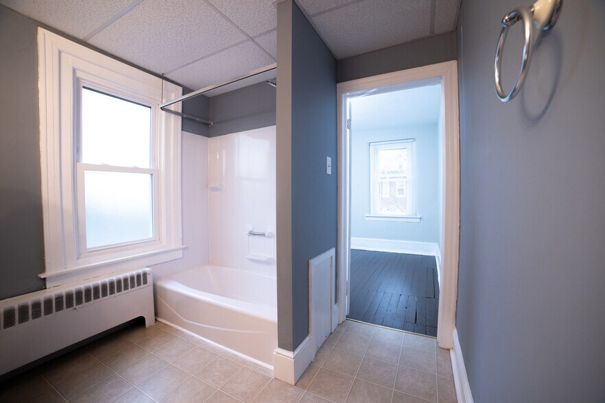 Building Photo - 876 Main St