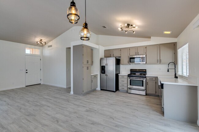 Building Photo - Fully upgraded 3 bedroom house on large lo...