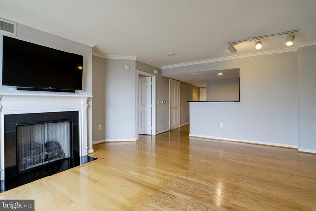 Building Photo - 2220 Fairfax Dr