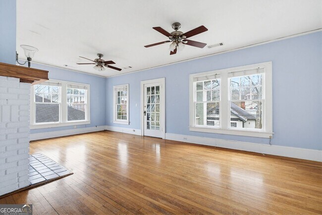 Building Photo - 114 E Maple St