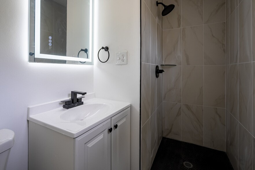 Building Photo - 6310 Thornhedge Dr