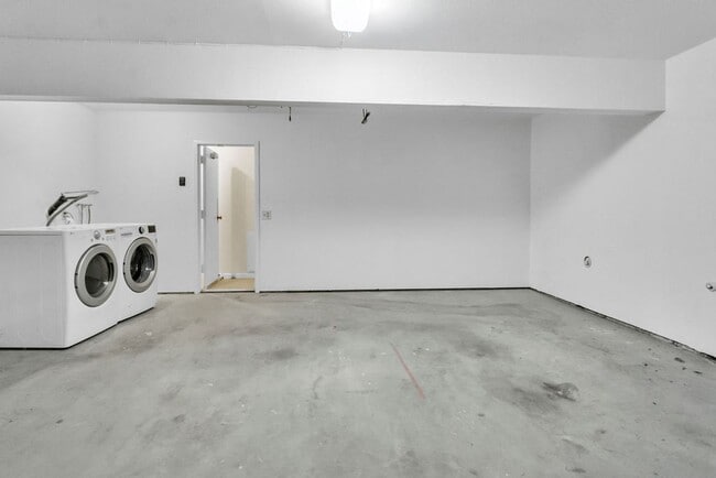 Building Photo - Beautiful townhome in La Jolla!  Three bedrooms plus office/extra bedroom! Available immediately!