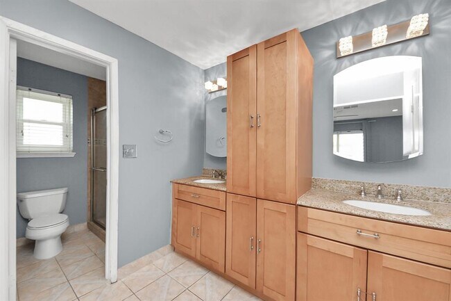 Building Photo - 2029 Highland Hills Dr