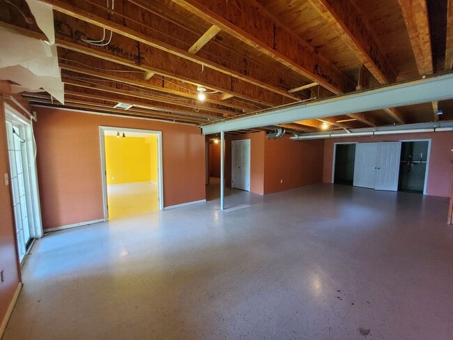 Building Photo - Waterfront! Spacious, updated, 4-bedroom &...