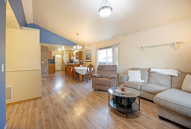 Building Photo - Gorgeous 4 Bed / 3 Bath Home on Hermione Lane!