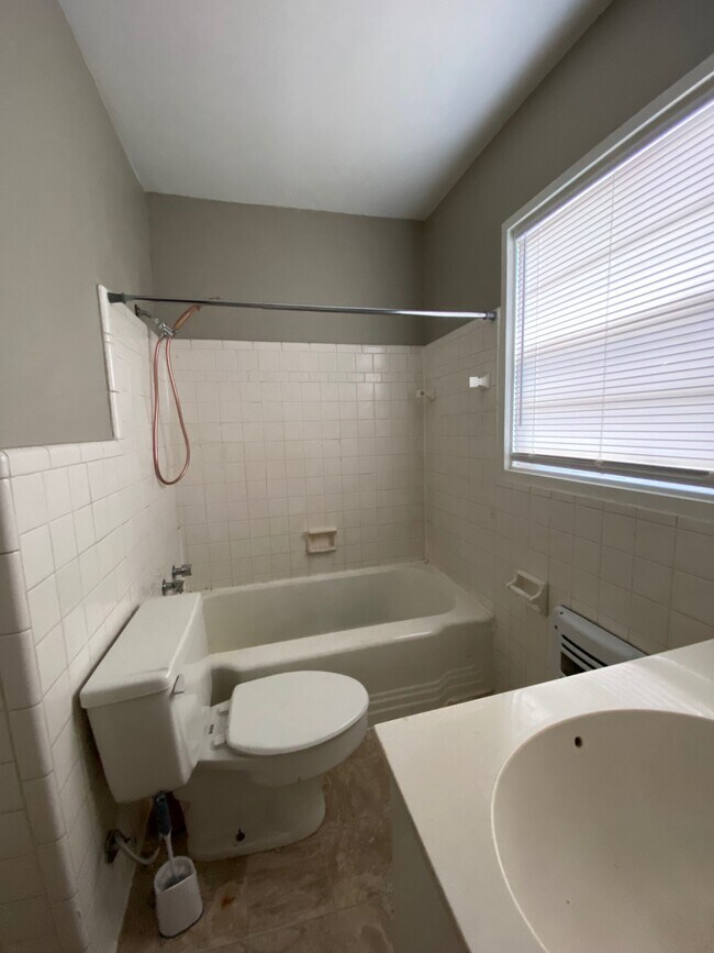 Building Photo - 127 Crestview Dr