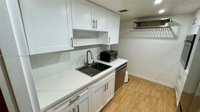 Building Photo - 900 Bay Dr