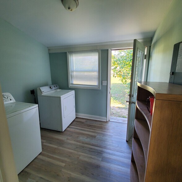 Laundry Room - 1423 Lucas St