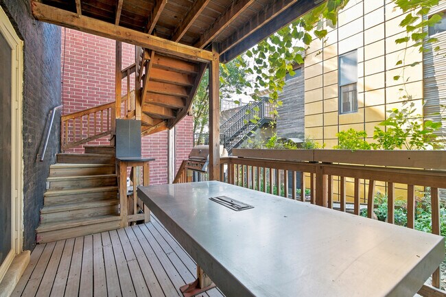 Building Photo - 2334 W Medill Ave