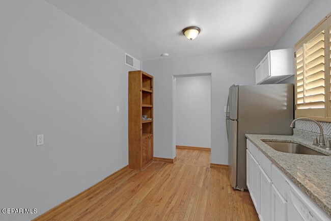 Building Photo - 406 W Overland Ave