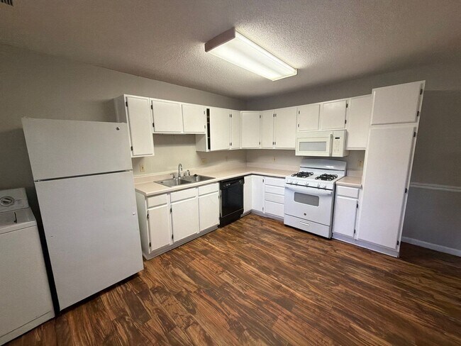 Building Photo - Nice Home In the U of M Area