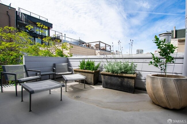 Building Photo - 5 Montague Pl