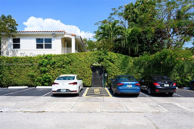 Building Photo - 471 NE 37th St