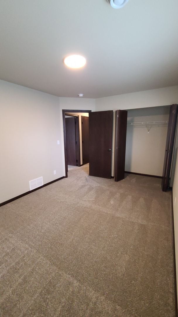 Building Photo - Modern 3 Bedroom Home with Garage & Fenced Yard for Rent!