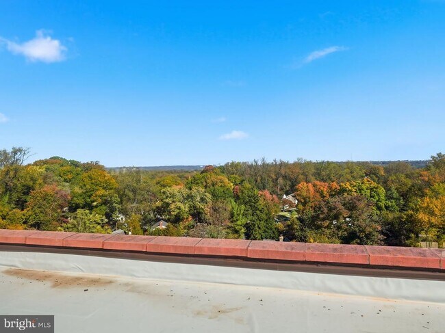 Building Photo - 4390 Lorcom Ln